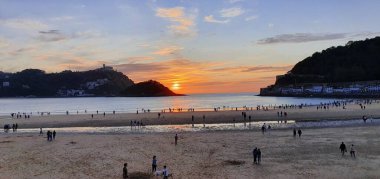 Donostia San Sebastian, Bask Ülkesi, İspanya, 5 Mayıs 2020: Donostia San Sebastian Körfezi 'nde gün batımı manzarası