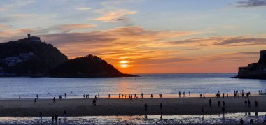 Donostia San Sebastian, Bask Ülkesi, İspanya, 5 Mayıs 2020: İlkbaharda Donostia San Sebastian Körfezi 'nde muhteşem bir gün batımı
