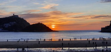 Donostia San Sebastian, Bask Ülkesi, İspanya, 5 Mayıs 2020: Donostia San Sebastian Körfezi 'nde gün batımı manzarası