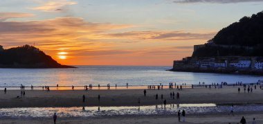 Donostia San Sebastian, Bask Ülkesi, İspanya, 5 Mayıs 2020: İlkbaharda Donostia San Sebastian Körfezi 'nde muhteşem bir gün batımı