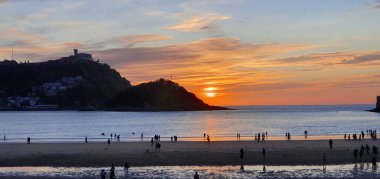 Donostia San Sebastian, Bask Ülkesi, İspanya, 5 Mayıs 2020: Donostia San Sebastian Körfezi 'nde gün batımı manzarası