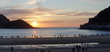 Donostia San Sebastian, Bask Ülkesi, İspanya, 5 Mayıs 2020: İlkbaharda Donostia San Sebastian Körfezi 'nde muhteşem bir gün batımı