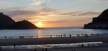 Donostia San Sebastian, Bask Ülkesi, İspanya, 5 Mayıs 2020: Donostia San Sebastian Körfezi 'nde gün batımı manzarası