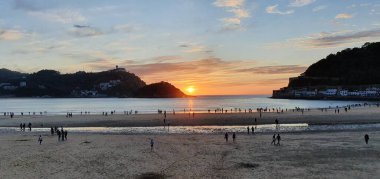 Donostia San Sebastian, Bask Ülkesi, İspanya, 5 Mayıs 2020: Donostia San Sebastian Körfezi 'nde gün batımı manzarası