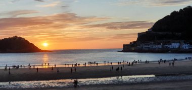 Donostia San Sebastian, Bask Ülkesi, İspanya, 5 Mayıs 2020: İlkbaharda Donostia San Sebastian Körfezi 'nde muhteşem bir gün batımı