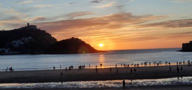 Donostia San Sebastian, Bask Ülkesi, İspanya, 5 Mayıs 2020: Donostia San Sebastian Körfezi 'nde gün batımı manzarası