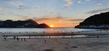 Donostia San Sebastian, Bask Ülkesi, İspanya, 5 Mayıs 2020: İlkbaharda Donostia San Sebastian Körfezi 'nde muhteşem bir gün batımı
