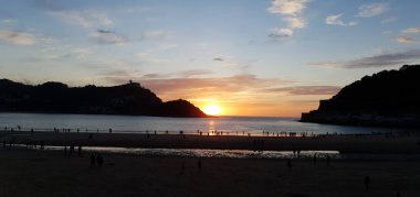 Donostia San Sebastian, Bask Ülkesi, İspanya, 5 Mayıs 2020: İlkbaharda Donostia San Sebastian Körfezi 'nde muhteşem bir gün batımı