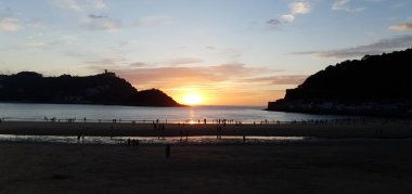 Donostia San Sebastian, Bask Ülkesi, İspanya, 5 Mayıs 2020: İlkbaharda Donostia San Sebastian Körfezi 'nde muhteşem bir gün batımı