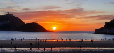 Donostia San Sebastian, Bask Ülkesi, İspanya, 5 Mayıs 2020: Donostia San Sebastian Körfezi 'nde gün batımı manzarası