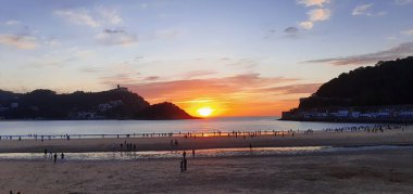 Donostia San Sebastian, Bask Ülkesi, İspanya, 5 Mayıs 2020: Donostia San Sebastian Körfezi 'nde gün batımı manzarası