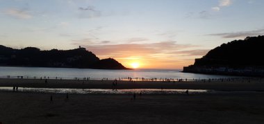 Donostia San Sebastian, Bask Ülkesi, İspanya, 5 Mayıs 2020: Donostia San Sebastian Körfezi 'nde gün batımı manzarası