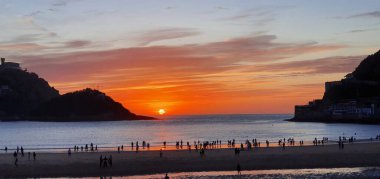 Donostia San Sebastian, Bask Ülkesi, İspanya, 5 Mayıs 2020: İlkbaharda Donostia San Sebastian Körfezi 'nde muhteşem bir gün batımı