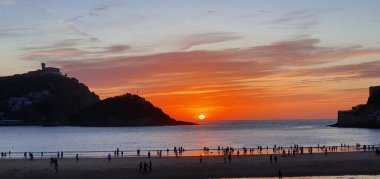 Donostia San Sebastian, Bask Ülkesi, İspanya, 5 Mayıs 2020: Donostia San Sebastian Körfezi 'nde gün batımı manzarası