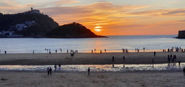 Donostia San Sebastian, Bask Ülkesi, İspanya, 5 Mayıs 2020: İlkbaharda Donostia San Sebastian Körfezi 'nde muhteşem bir gün batımı