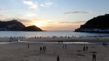 Bask ülkesinin plajında gün batımı manzarası