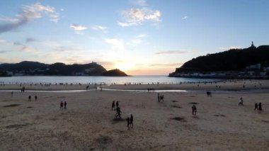 Gün batımında plaj, San Sebastin. 