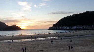 Denizin üzerinde gün batımı