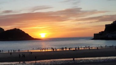 Denizin üzerinde gün batımı