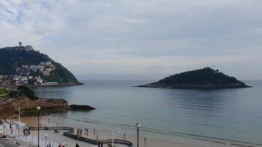 Sahil ve deniz manzarası.