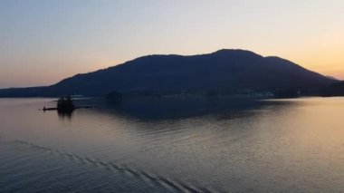İlkbaharda Alaska 'ya yelken açmak.