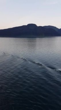 İlkbaharda Alaska 'ya yelken açmak.
