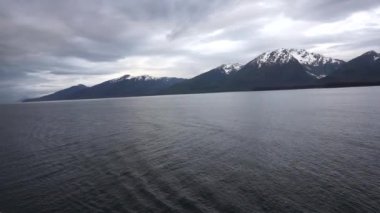 İlkbaharda Alaska 'ya yelken açmak.