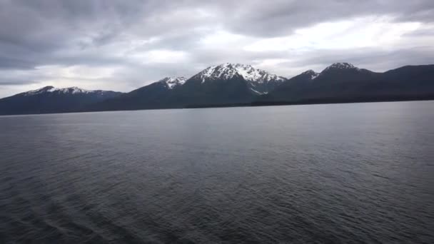 Ιστιοπλοΐα Μια Κρουαζιέρα Στην Αλάσκα Φιόρδ Την Άνοιξη — Αρχείο Βίντεο