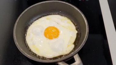 Sahanda yumurta pişirmek.