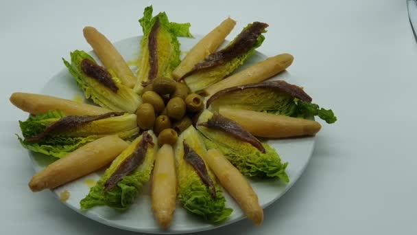 Ensalada Saludable Con Brotes Espárragos Anchoas Aceitunas — Vídeo de stock