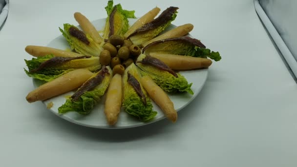 芽と健康的なサラダ アスパラガス アンチョビとオリーブ — ストック動画