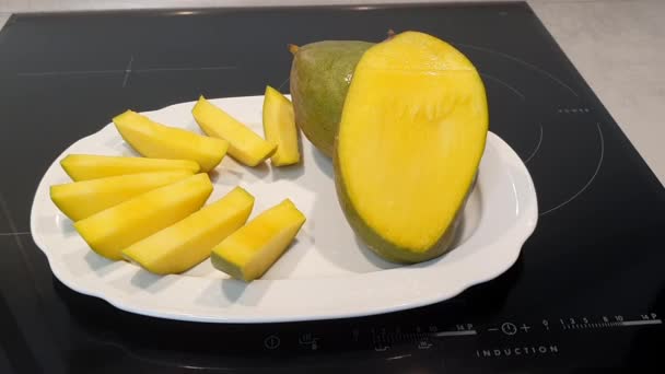 Fruits Mangue Coupés Sur Plateau — Video