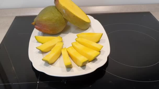 Mangofrüchte Auf Einem Tablett Geschnitten — Stockvideo