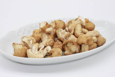 Beyaz arkaplanda sotelenmiş mantarlar