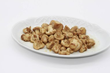 Kol mantarları beyaz tepside