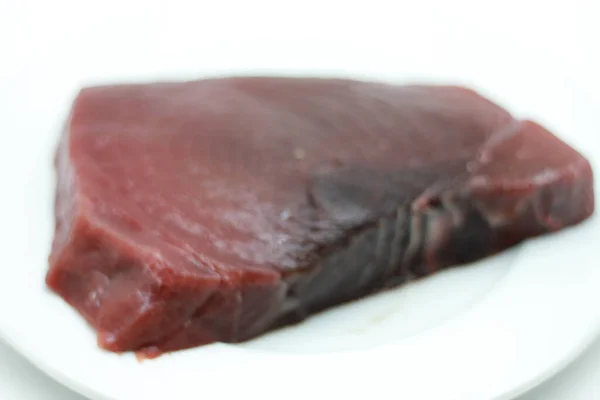 Sepotong Tuna Merah Mentah Segar Terisolasi Pada Latar Belakang Putih — Stok Foto