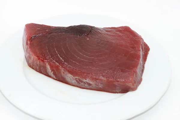 Bit Färsk Röd Tonfisk Isolerad Vit Bakgrund — Stockfoto