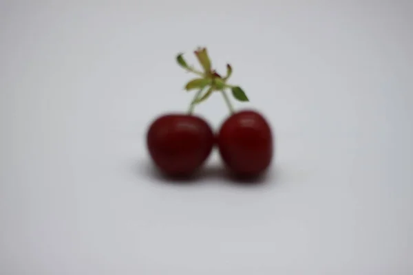 Cerezas Rojas Sobre Fondo Blanco —  Fotos de Stock