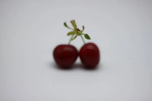 Cerezas Rojas Sobre Fondo Blanco —  Fotos de Stock