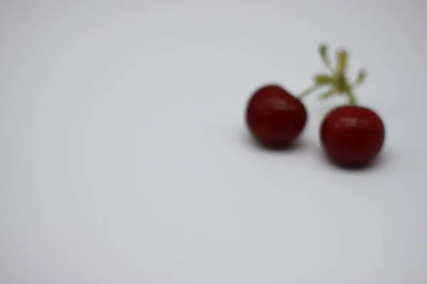 Cerezas Rojas Sobre Fondo Blanco —  Fotos de Stock