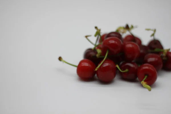 Rote Kirschen Auf Weißem Hintergrund — Stockfoto