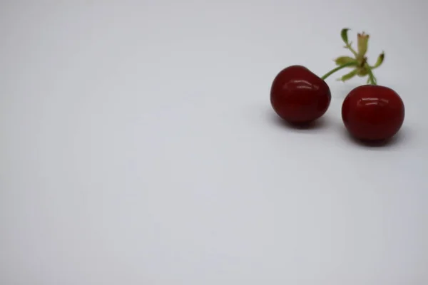 Cerezas Rojas Sobre Fondo Blanco —  Fotos de Stock