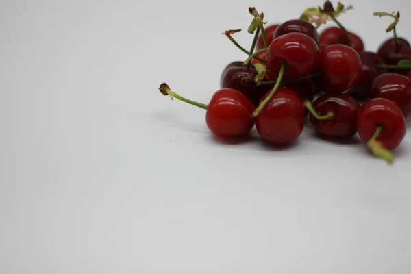 Cerejas Vermelhas Fundo Branco — Fotografia de Stock