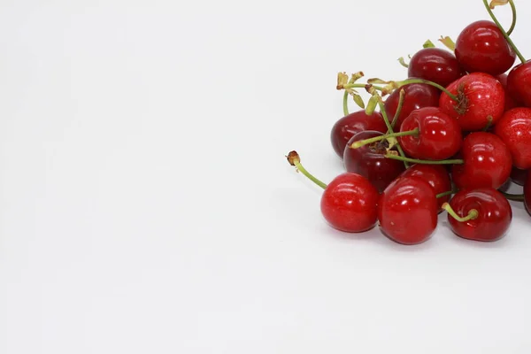 Rote Kirschen Auf Weißem Hintergrund — Stockfoto