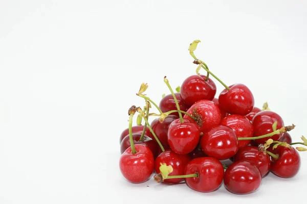 Cerejas Vermelhas Fundo Branco — Fotografia de Stock