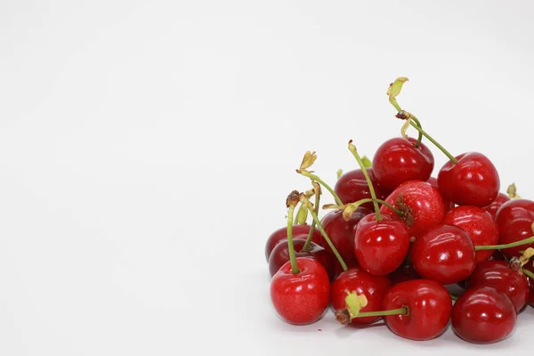 Cerejas Vermelhas Fundo Branco — Fotografia de Stock