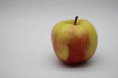 kırmızı elmalar beyaz arkaplanda izole edilmiş