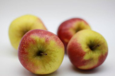 kırmızı elmalar beyaz arkaplanda izole edilmiş