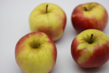 kırmızı elmalar beyaz arkaplanda izole edilmiş