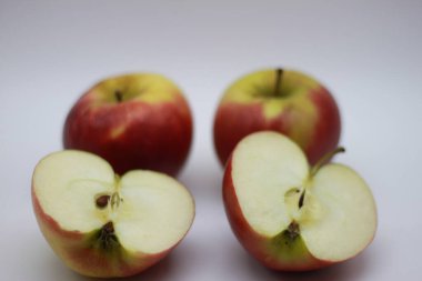 Beyaz arkaplanda yarı izole edilmiş kırmızı elma kesimi